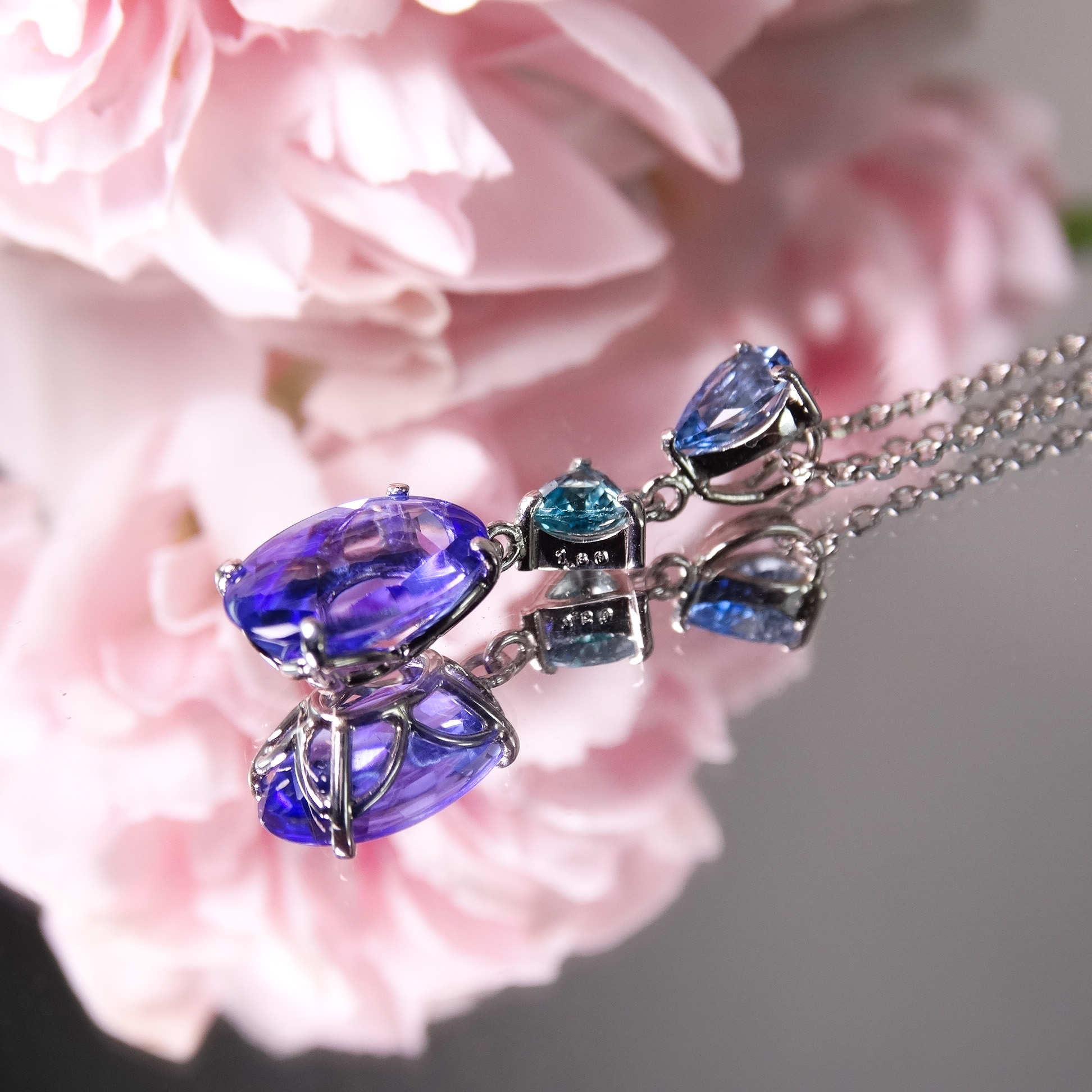 青の調和　タンザナイトのマルチストーンペンダント