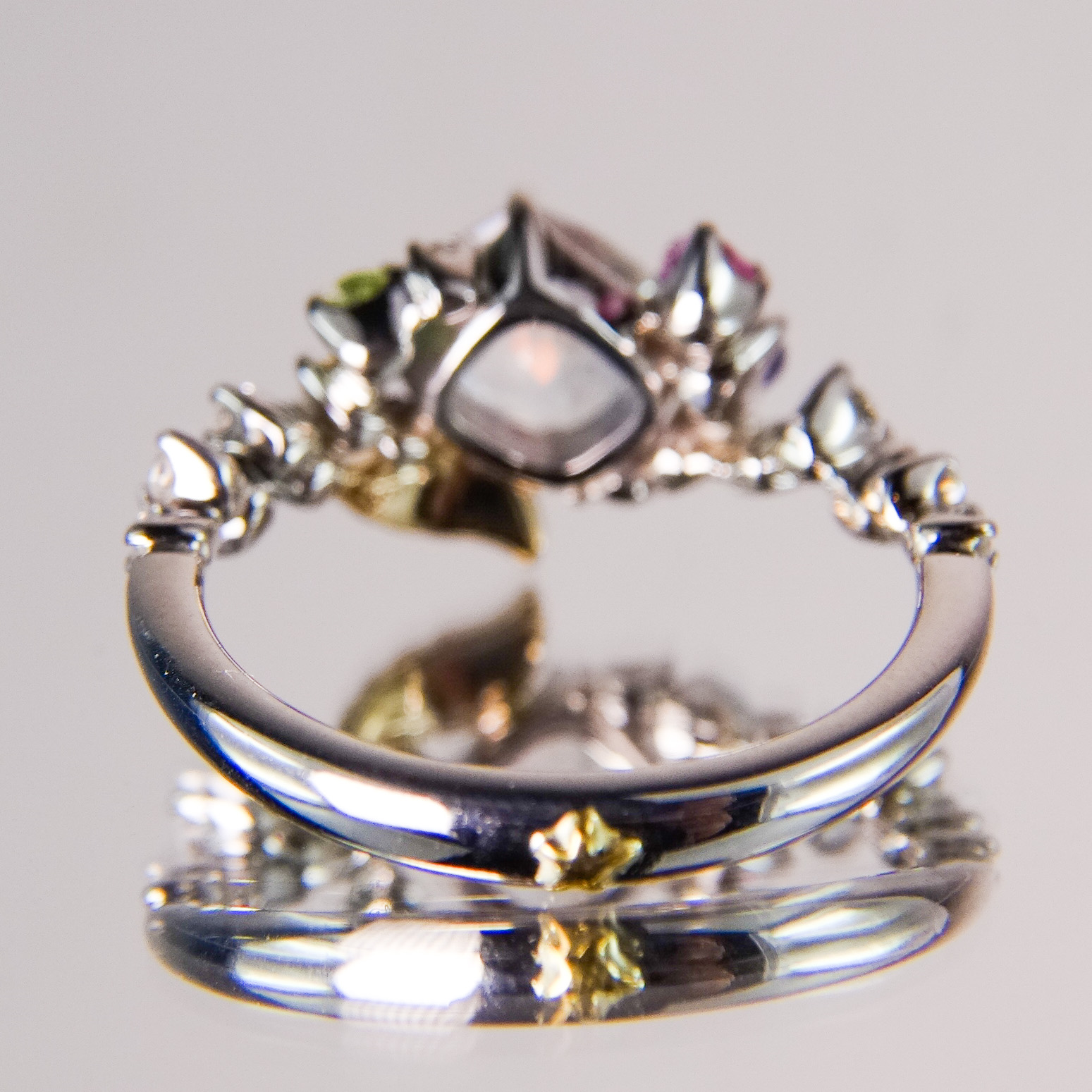 指にかかる柔らかな虹　レインボーラブラドライトのリング