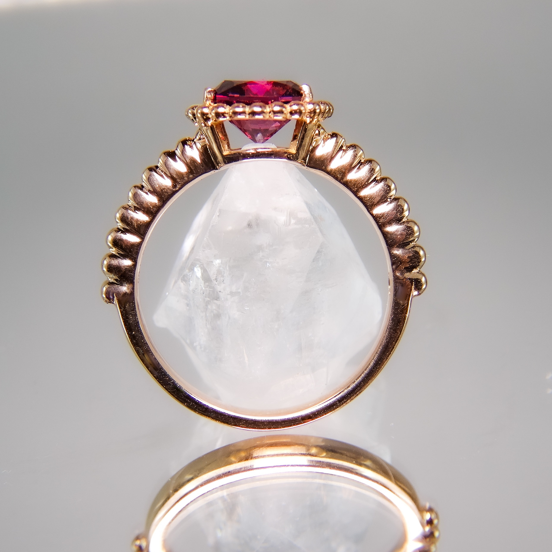 大粒石をカジュアルに　普段着のガーネット